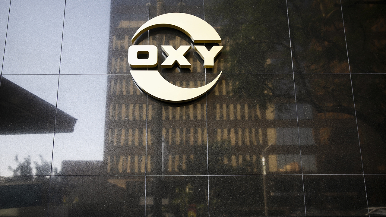 Warren Buffett's Berkshire Hathaway increases its stake in Occidental Petroleum, acquiring an additional 2.95 million shares, bringing its total ownership to nearly 29%. 

Image Source: Fox Business 